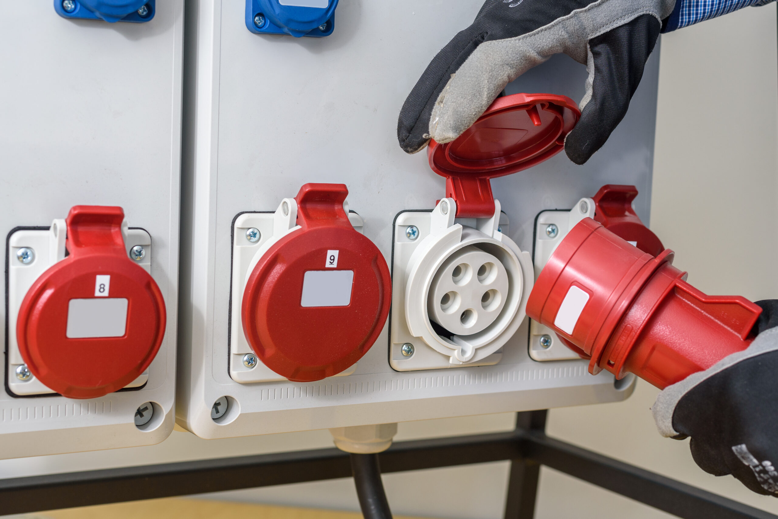 Branchement d'un câble sur un coffret électrique de chantier